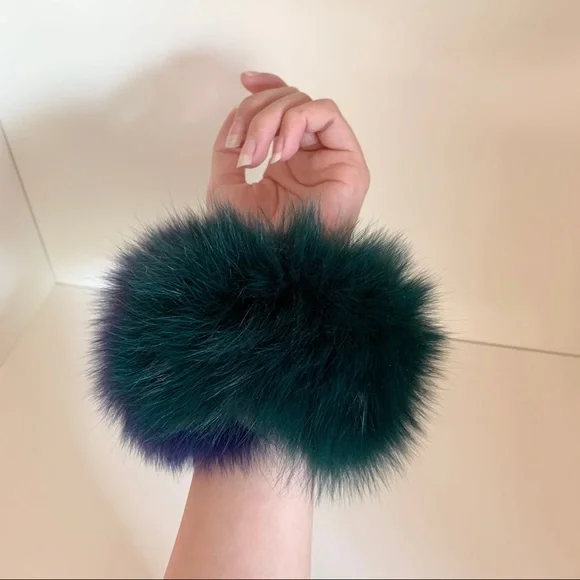 Charlotte Simone fox fur bracelet - Picture 6 of 11